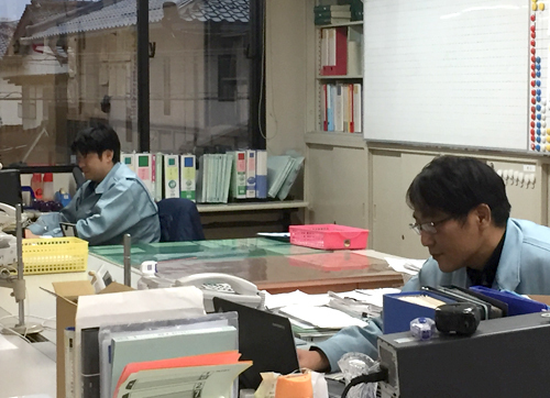 事務所での作業風景